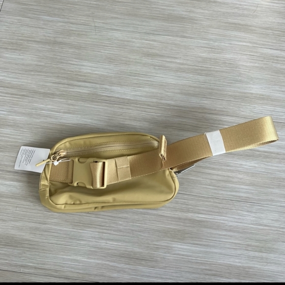 NWT 🍋 Lululemon 🍋Everywhere Belt Bag- Golden sand NWT Very Rare Color - Picture 5 of 10